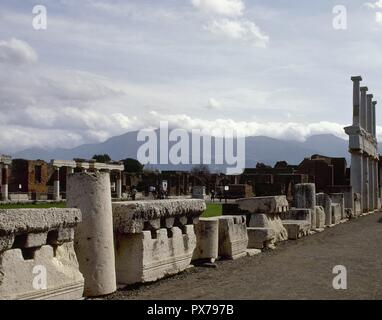 Italie, Pompéi. Avec le double colonnade Forum ordre des colonnes ioniques (dans la partie supérieure et la partie inférieure en dorique) séparés par une archivolte. La pierre calcaire. L'époque impériale. La Campanie. Banque D'Images