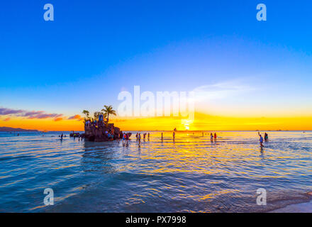 BORACAY, PHILIPPINES - le 28 février 2018 : Coucher de soleil sur la plage de sable. L'espace de copie pour le texte Banque D'Images