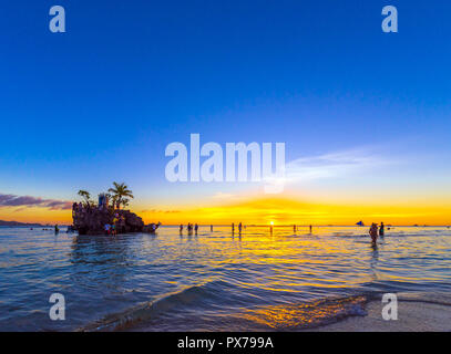 BORACAY, PHILIPPINES - le 28 février 2018 : Coucher de soleil sur la plage de sable. L'espace de copie pour le texte Banque D'Images