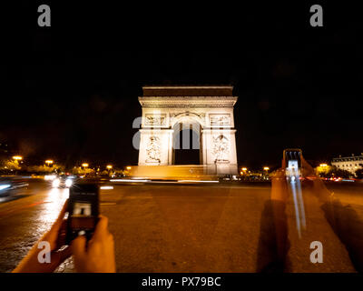 Prise de photos touristiques de l'Arc du Triomphe avec leur téléphone Banque D'Images