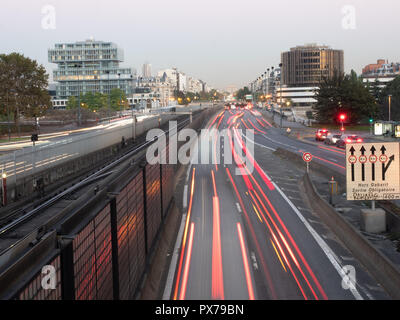 Vue d'exposition longue de la défense du trafic avec l'Arc de Triomphe en arrière-plan Banque D'Images