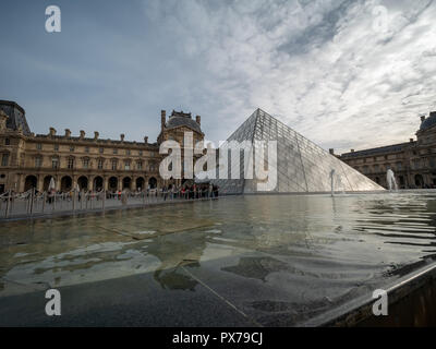 Vue grand angle du Piramid du Louvre Banque D'Images