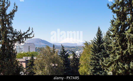 Billet d'eaux minérales du Caucase - Voir région de sommet du mont Elbrouz de Pyatigorsk ville de matin d'automne Banque D'Images