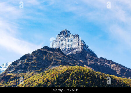 Voyage région du Caucase du Nord région - pic de montagne plus de Dombay resort village dans la réserve naturelle de Teberda dans Karachay-Cherkessia Région de la Russie dans Banque D'Images