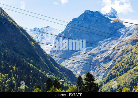 Voyage région du Caucase du Nord - région montagnes autour de Dombay resort village dans la réserve naturelle de Teberda dans Karachay-Cherkessia Région de la Russie à l'al. Banque D'Images