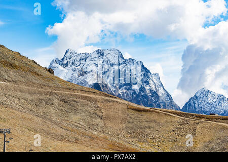 Voyage région nord du Caucase - Vue du versant de montagne couverte de neige et de pic de la station de ski de Dombay resort dans Nature Reserv Teberda Banque D'Images