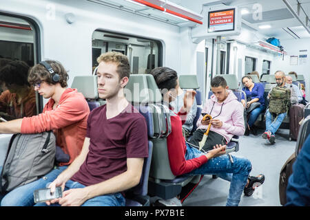 , Renfe Rodalies,R,ligne,local,réseau,train,a,la Placa Catalunya,chemin,rail,gare,Barcelone,Catalogne,Catalan,Catalunya,Espagne,espagnol,Europe,Europe, Banque D'Images