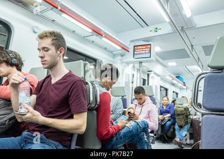 , Renfe Rodalies,R,ligne,local,réseau,train,a,la Placa Catalunya,chemin,rail,gare,Barcelone,Catalogne,Catalan,Catalunya,Espagne,espagnol,Europe,Europe, Banque D'Images