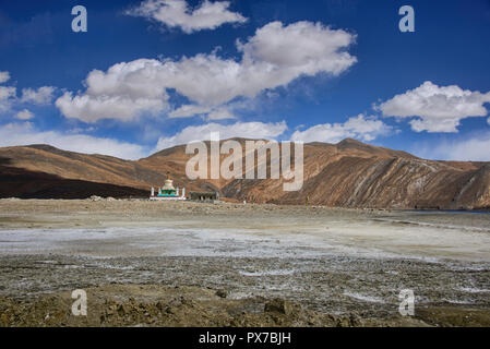 Lama's Retreat le long du lac Tso Moriri, Ladakh, Inde Banque D'Images