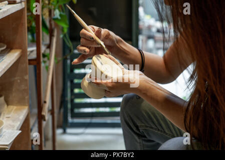 Détail d'un polissage artisanal mains un vase en céramique - 1 Banque D'Images