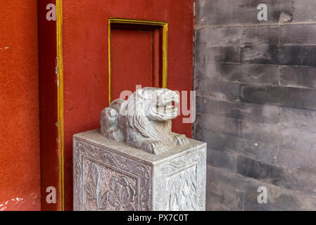 Détail d'une entrée indépendante dans un Hutong de Beijing traditionnelle en Chine - 8 Banque D'Images