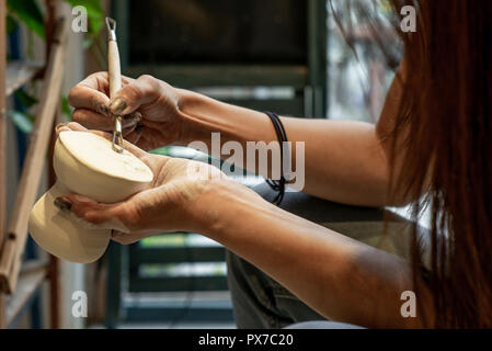 Détail d'un polissage artisanal mains un vase en céramique - 3 Banque D'Images