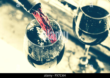 Memorial Day aux Etats-Unis. Verser le vin, pique-nique, style noir Banque D'Images