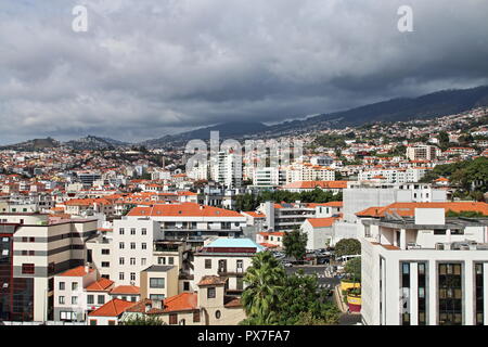 Vue aérienne de Funchal et la collecte de gros nuages de l'Atlantique Banque D'Images