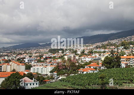 Vue aérienne de Funchal et la collecte de gros nuages de l'Atlantique Banque D'Images