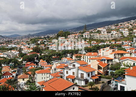 Vue aérienne de Funchal et la collecte de gros nuages de l'Atlantique Banque D'Images