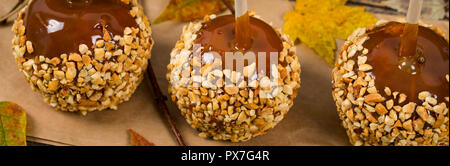 Pommes au caramel sur fond en bois Banque D'Images