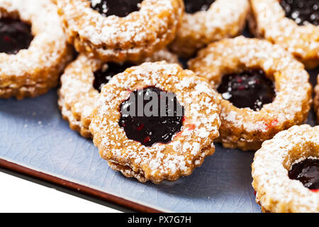 Biscuits sablés avec confiture ou Jelly Centers arrière-plan Banque D'Images