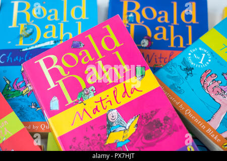 Pioche de livres pour enfants, livres pour enfants, les enfants favoris, livre de Roald Dahl, Matilda bfg chocolaterie sorcières, enfants auteur préféré classics Banque D'Images