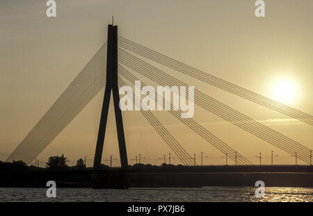 Riga, plus de pont rivière Daugava, la Lettonie, le trafic Banque D'Images