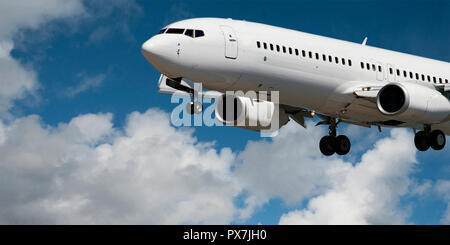 Très libre d'un avion à réaction commerciaux de passagers Ecornet souffler dans un ciel bleu, avec blanc couleur filandreux cumulus. En approche de Sydney, Australi. Banque D'Images
