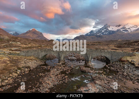 Cuillin Hills Sligachan avec pont sur l'île de Skye, Écosse Banque D'Images