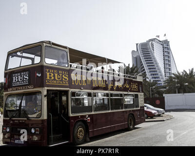 Dubaï, Le Big Bus Company, Tourbus, les visites touristiques, l'hôtel Jumeirah Beach Hotel, Émirats Arabes Unis Banque D'Images