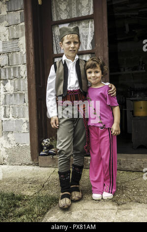Un garçon en costume traditionnel serbe holding sa sœur, Serbie- Monténégro, Serbie du Sud, Guca Banque D'Images