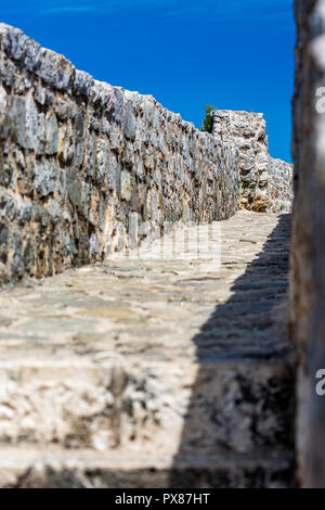 Les détails architecturaux, la maçonnerie en pierre, marcher sur les murs du château, de la ville de Budva, Monténégro, Europe, selective focus, printemps clair de vue du ciel Banque D'Images