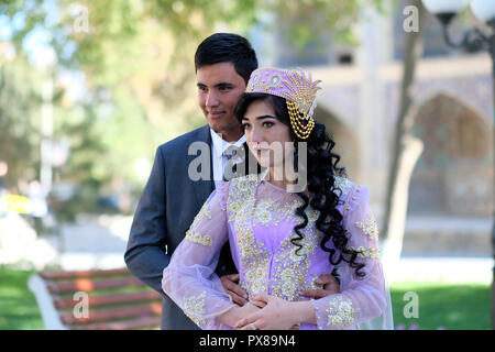 Une jeune mariée et se toilettent ouzbek lors d'une séance de photographie de mariage dans la vieille ville de Boukhara en Ouzbékistan Banque D'Images