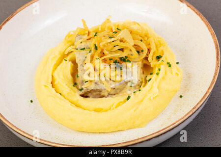 Foie avec purée de pommes de terre et oignon frit Banque D'Images