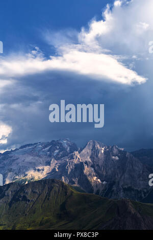 Au-dessus des nuages orageux Marmolada. La Vallée de Fassa, Trentin, Dolomites, Italie, Europe. Banque D'Images