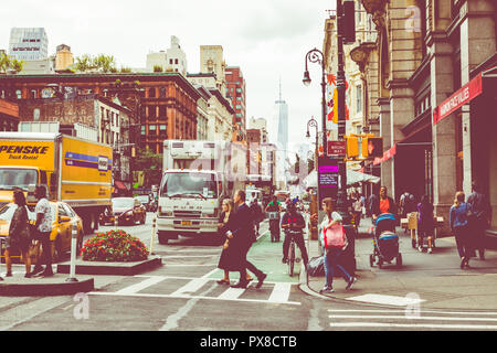 NEW YORK - 2 septembre 2018 : New York City street road à Manhattan à l'heure d'été, beaucoup de voitures, les taxis jaunes et les personnes occupées au travail à pied. Banque D'Images