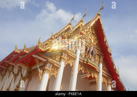 Une belle toiture d'un bâtiment au temple Wat Chalong, Phuket, Thailand Banque D'Images