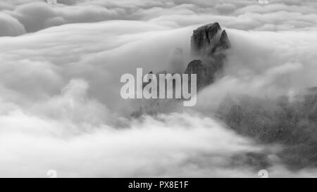 Le Cinque Torri des pics de montagne, l'Ampezzo Dolomites. Marée évocateur de nuages. Paysage de montagne en noir et blanc. Veneto, Alpes italiennes. L'Europe. Banque D'Images