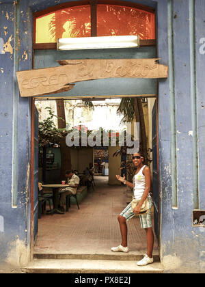 La Havane Vieja, la vieille ville, jeune femme cubaine, Cuba, La Havane Banque D'Images