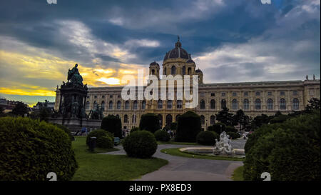 Vue du coucher de soleil à Maria-Theresien-Platz, Marie-Thérèse statue et la culture Histori Museum de Vienne, Autriche Banque D'Images