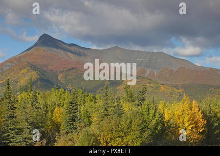 Vue de la Talkeetna Mountains à l'automne de l'autoroute de l'Alaska États-Unis Glenn Banque D'Images