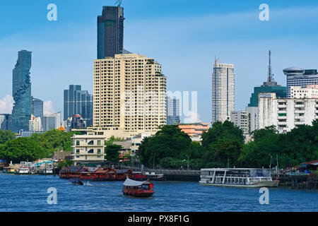 Vue sur la rivière Chao Phraya, Bangkok, Thaïlande, vu depuis le pont Pokklao, le bâtiment emblématique de Saint James dans la zone de Silom, à l'extrême gauche Banque D'Images