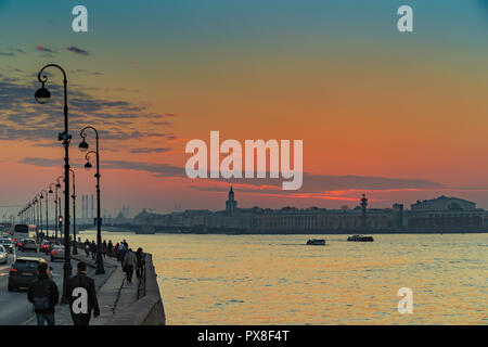 Remblai Dvortsovaya avec un trafic en heure de pointe, sur un arrière-plan une belle Crimson Sunset, colomns rostral, l'échange des capacités, Palace bridge Banque D'Images