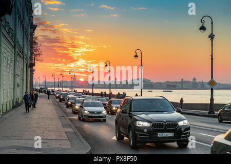 Remblai Dvortsovaya avec un trafic en heure de pointe, sur un arrière-plan une belle Crimson Sunset, colomns rostral, l'échange des capacités, Palace bridge Banque D'Images