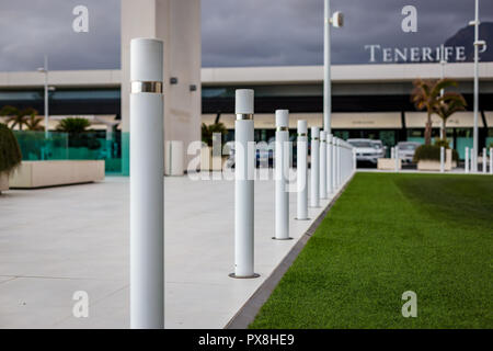 De nombreux bollard en parking centre commercial sur l'île de Tenerife. Banque D'Images