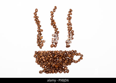 Tasse de café fabriqué à partir de grains de café sur un arrière-plan uni, blanc. Vendredi 19 octobre 2018. Banque D'Images