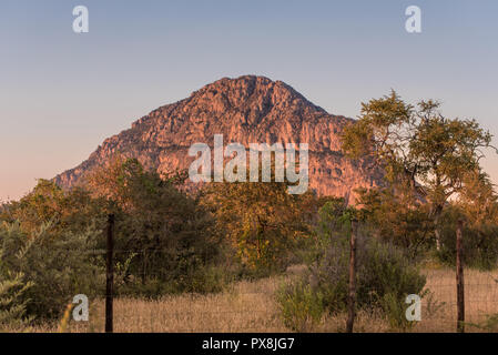 Une vue de la colline de sexe masculin à Tsodilo Hills, rose rougeoyant au coucher du soleil. Tsodillo Hills est un site du patrimoine mondial de l'ancienne vedette de rock San painti Banque D'Images