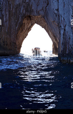 Belle Rock formation au large de la côte de Capri Banque D'Images