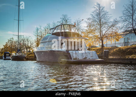 Bateau de plaisance dans le port de Riga, Daugava aux beaux jours en automne en Octobre Banque D'Images