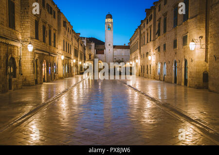 Classic vue panoramique de Stradun célèbre, la rue principale de la vieille ville de Dubrovnik, dans un beau matin avant le lever du soleil à l'aube au crépuscule en été Banque D'Images
