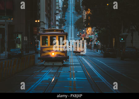 Crépuscule magique de voir des voitures de câble historique sur la célèbre rue de la Californie à l'aube avant le lever du soleil, San Francisco, California, USA Banque D'Images