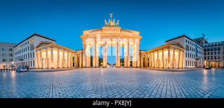 Vue panoramique classique de la célèbre Porte de Brandebourg allumé pendant l'heure bleue au crépuscule, au centre de Berlin Mitte, Allemagne Banque D'Images