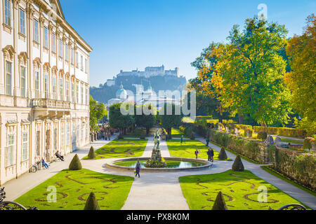 L'affichage classique des jardins Mirabell célèbre avec la Forteresse de Hohensalzburg historique dans l'arrière-plan sur une journée ensoleillée à Salzbourg, Autriche Banque D'Images